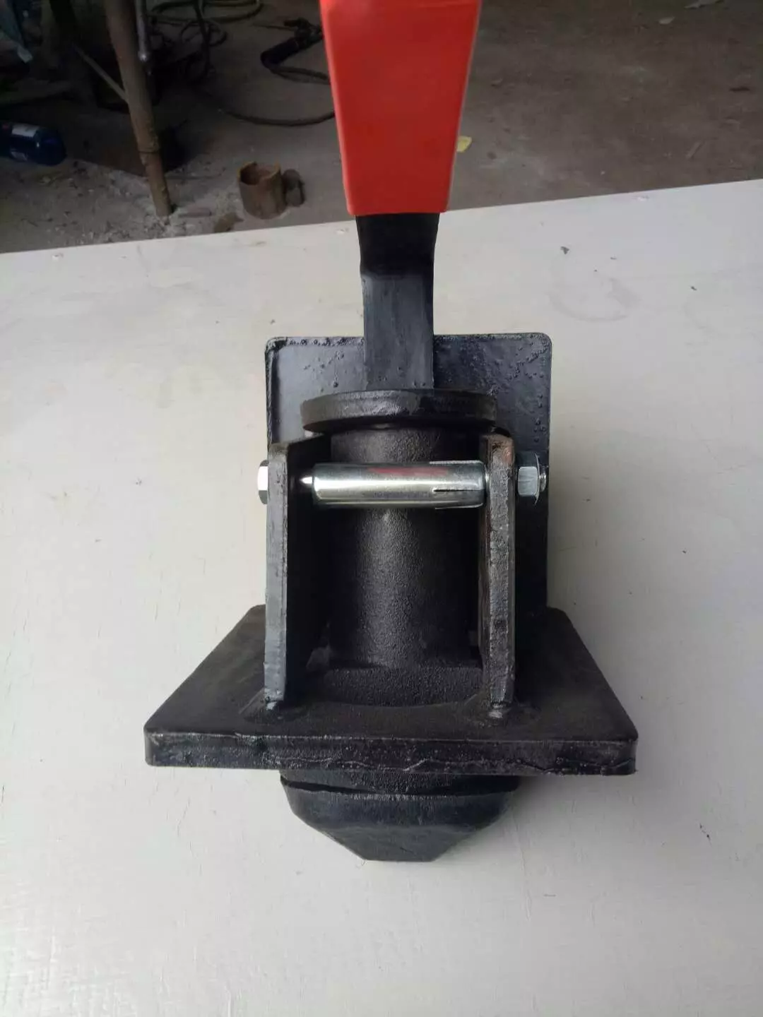 Twist lock